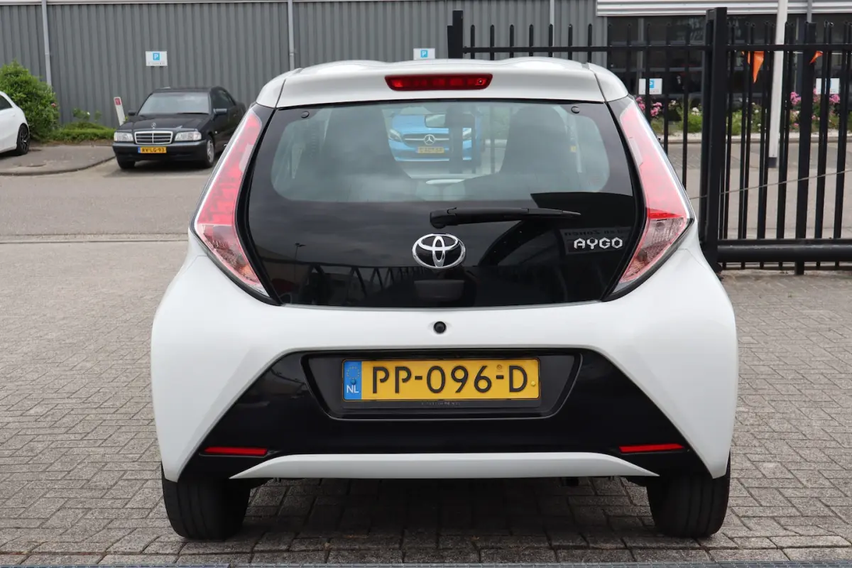 1.0 VVT-i x-play Achteruitrijcamera/App connect/Airco/Orig. NL auto/Begrenzer