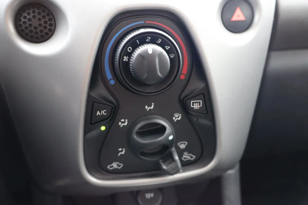 1.0 VVT-i x-play Achteruitrijcamera/App connect/Airco/Orig. NL auto/Begrenzer