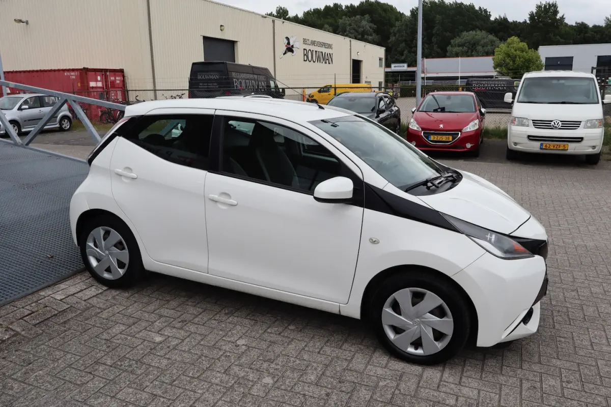 1.0 VVT-i x-play Achteruitrijcamera/App connect/Airco/Orig. NL auto/Begrenzer