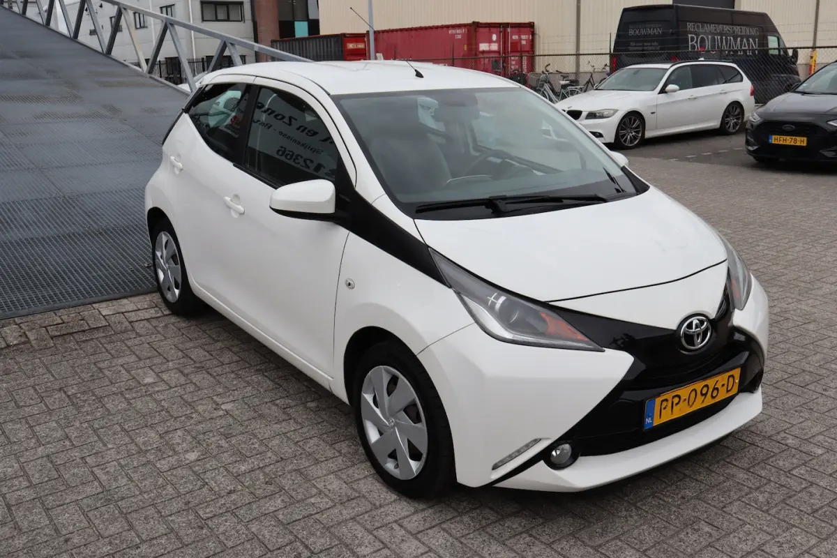 1.0 VVT-i x-play Achteruitrijcamera/App connect/Airco/Orig. NL auto/Begrenzer