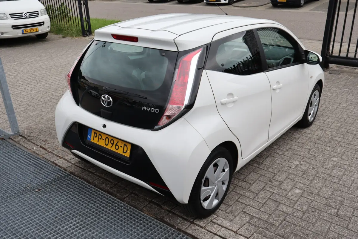 1.0 VVT-i x-play Achteruitrijcamera/App connect/Airco/Orig. NL auto/Begrenzer