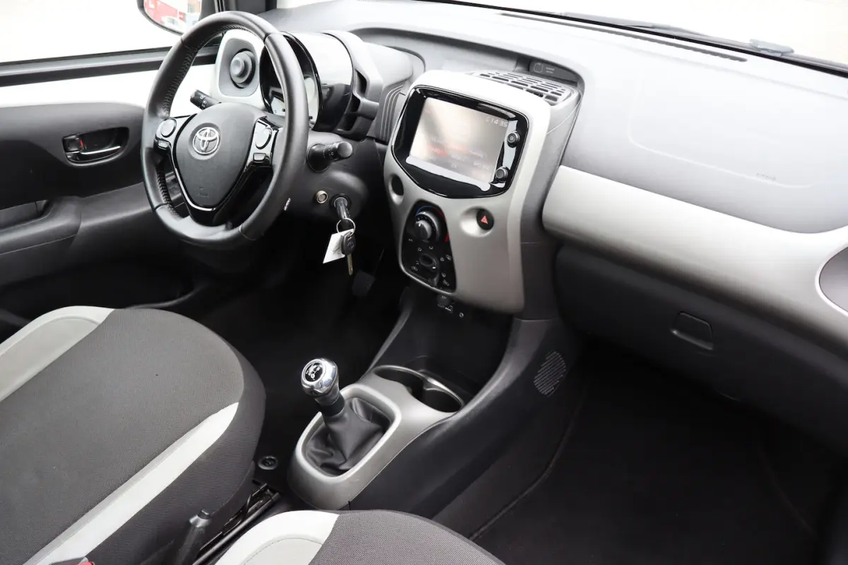 1.0 VVT-i x-play Achteruitrijcamera/App connect/Airco/Orig. NL auto/Begrenzer