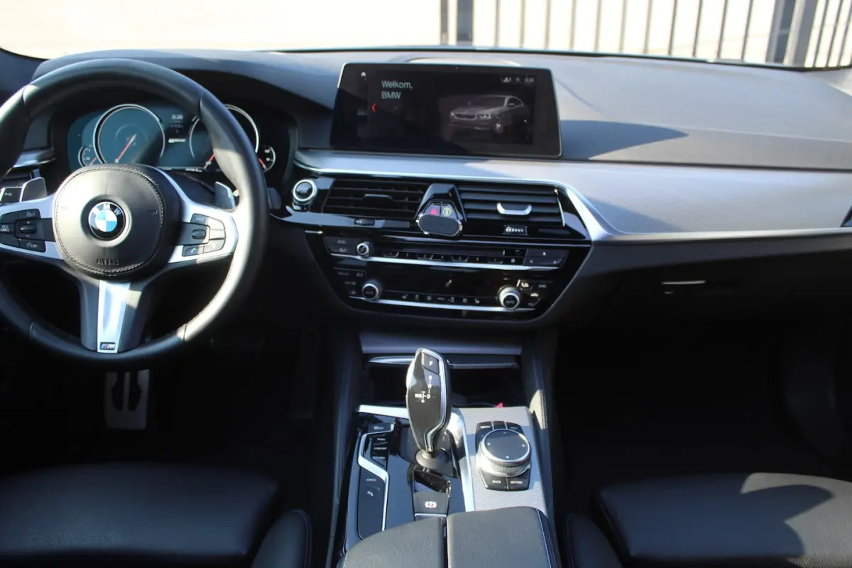 530e iPerformance Executive M-Sport Panoramadak/Head-Up Display/Apple carplay/Sfeerverlich