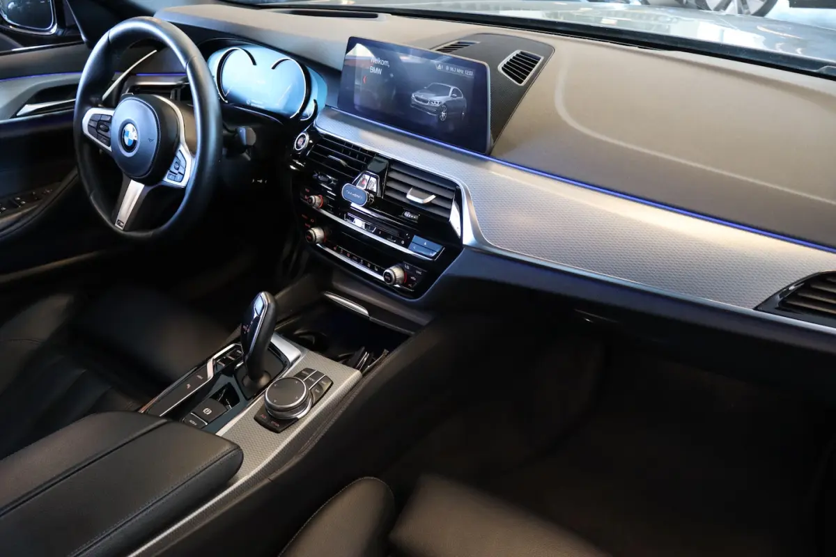 530e iPerformance Executive M-Sport Panoramadak/Head-Up Display/Apple carplay/Sfeerverlich