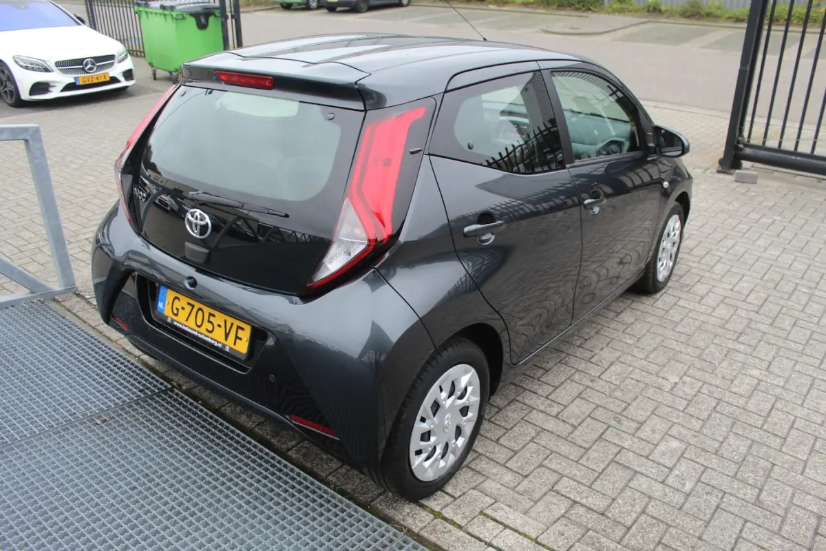 1.0 VVT-i x-play 1ste Eigenaar/Achteruitrijcamera/App connect/Airco/Orig. NL auto/Begrenze