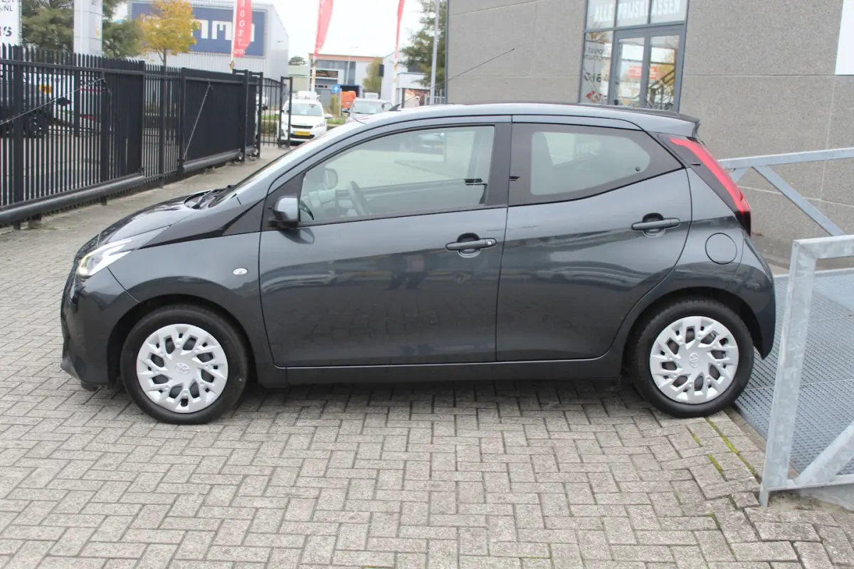 1.0 VVT-i x-play 1ste Eigenaar/Achteruitrijcamera/App connect/Airco/Orig. NL auto/Begrenze