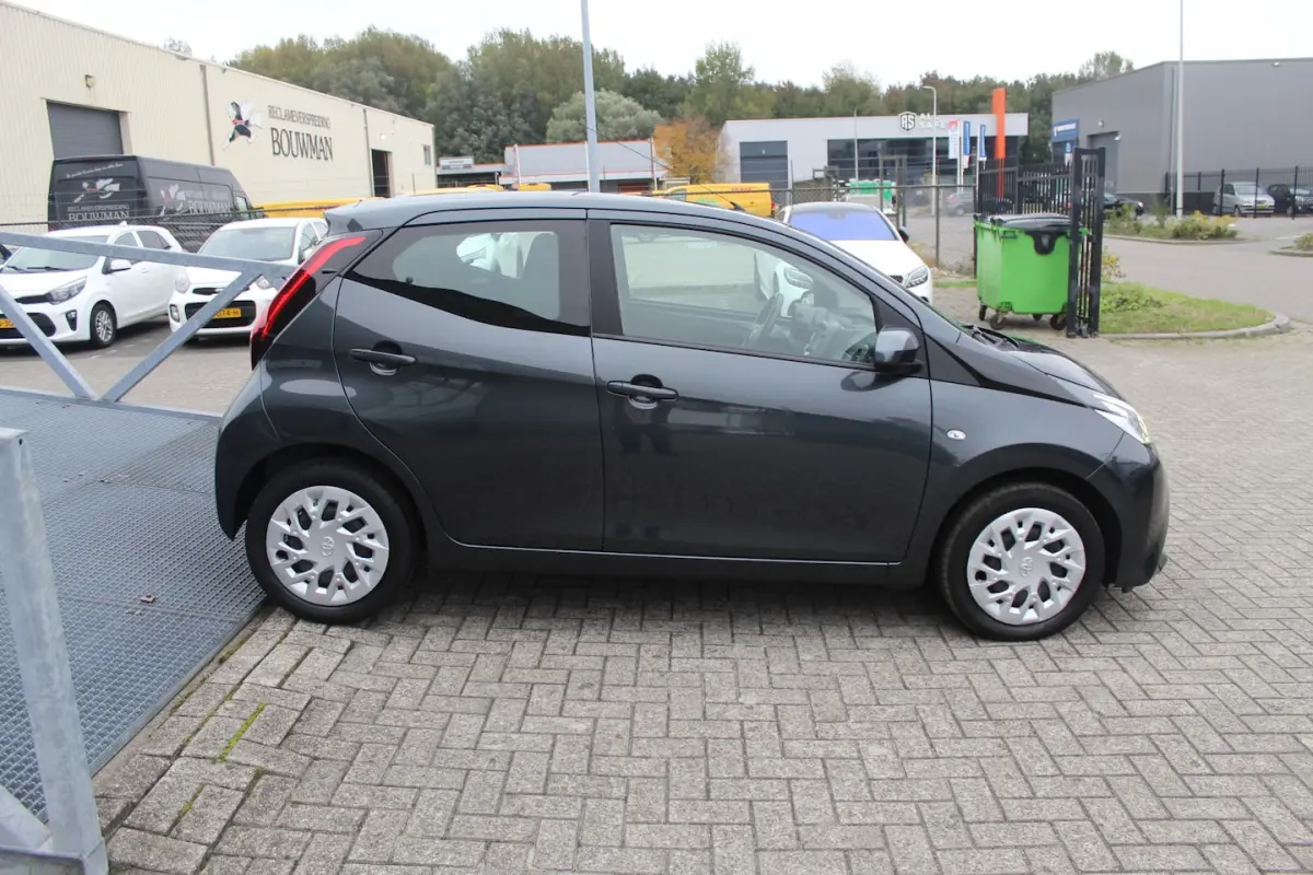 1.0 VVT-i x-play 1ste Eigenaar/Achteruitrijcamera/App connect/Airco/Orig. NL auto/Begrenze