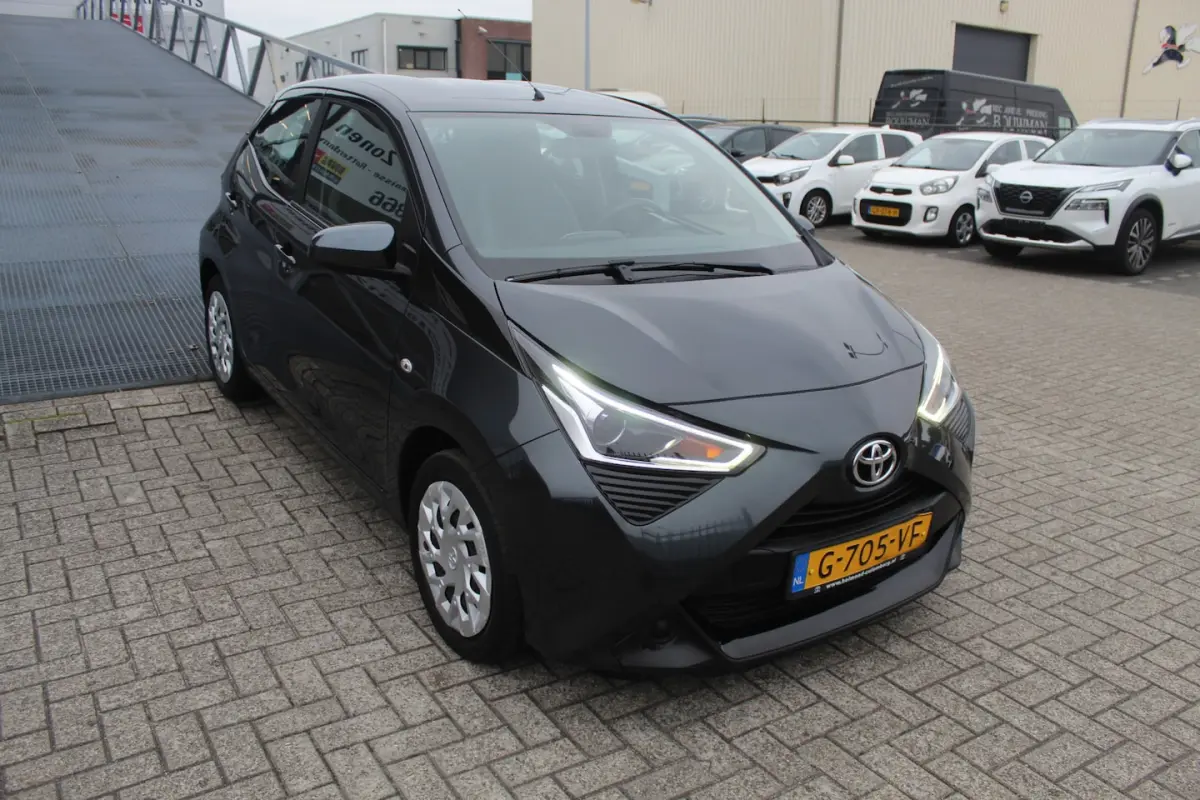 1.0 VVT-i x-play 1ste Eigenaar/Achteruitrijcamera/App connect/Airco/Orig. NL auto/Begrenze