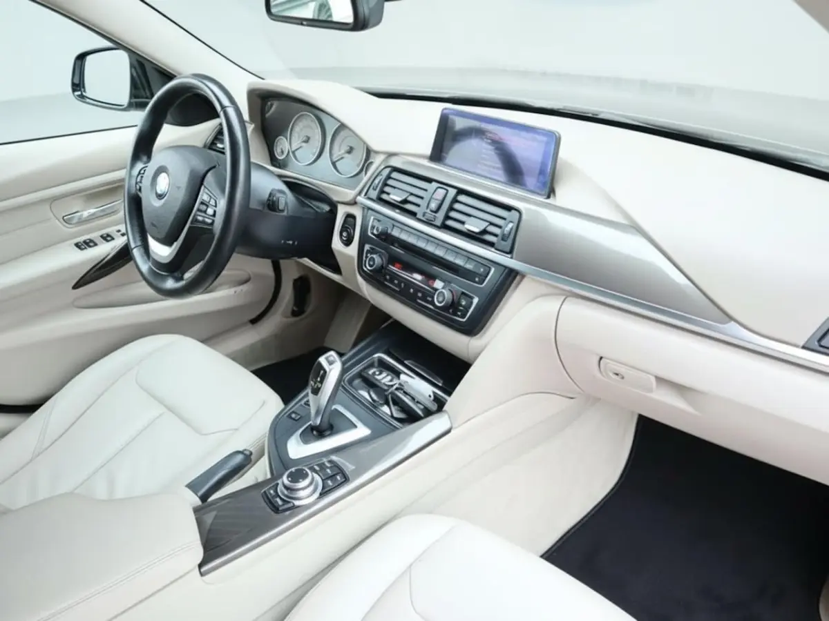 335i | Clima | Cruise | Multimedia/Navi | Stoelverwarming | Leder | PDC + Camera |