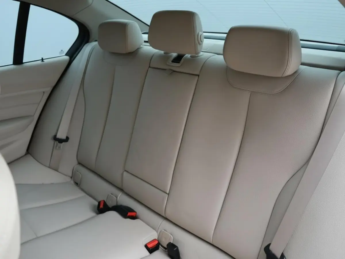 335i | Clima | Cruise | Multimedia/Navi | Stoelverwarming | Leder | PDC + Camera |