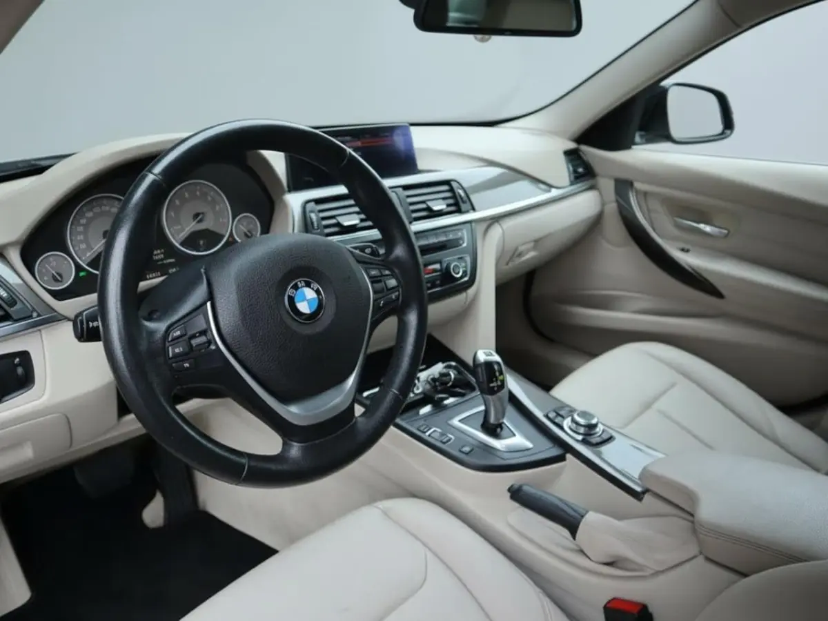 335i | Clima | Cruise | Multimedia/Navi | Stoelverwarming | Leder | PDC + Camera |
