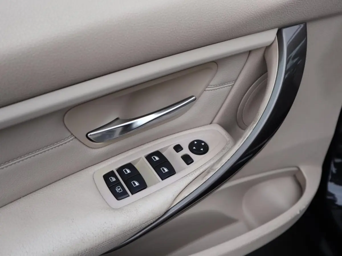 335i | Clima | Cruise | Multimedia/Navi | Stoelverwarming | Leder | PDC + Camera |