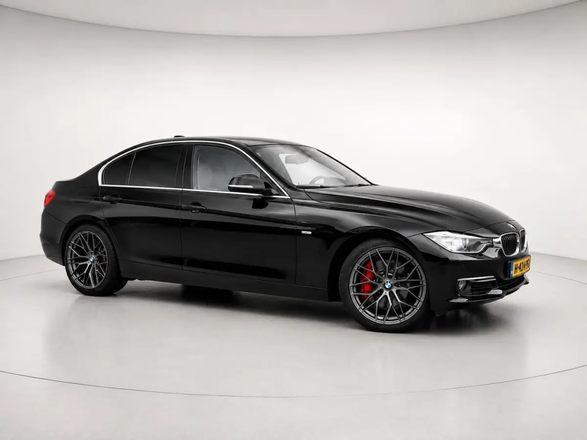 335i | Clima | Cruise | Multimedia/Navi | Stoelverwarming | Leder | PDC + Camera |