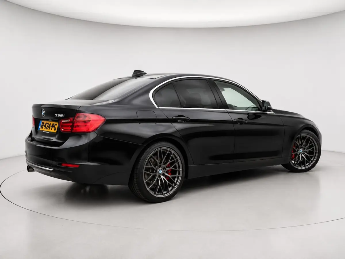 335i | Clima | Cruise | Multimedia/Navi | Stoelverwarming | Leder | PDC + Camera |