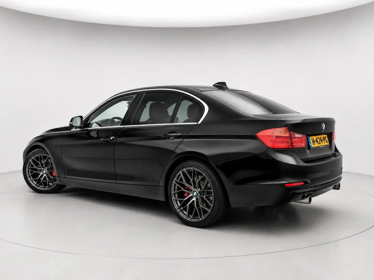335i | Clima | Cruise | Multimedia/Navi | Stoelverwarming | Leder | PDC + Camera |
