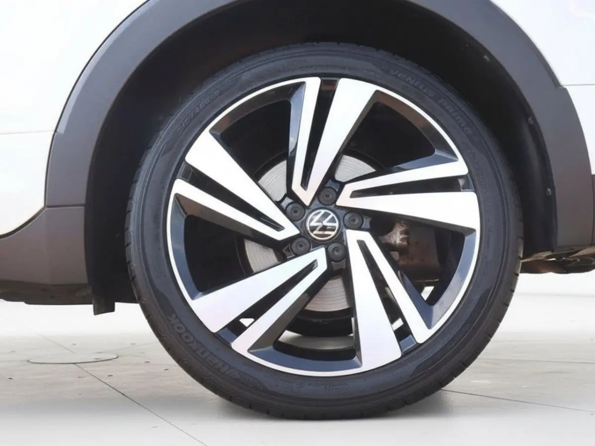 1.0 TSI R-Line | Clima | Adapt. Cruise | Apple Carplay/Navi | Velours | PDC + Camera | LED