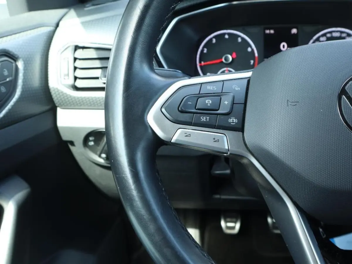 1.0 TSI R-Line | Clima | Adapt. Cruise | Apple Carplay/Navi | Velours | PDC + Camera | LED