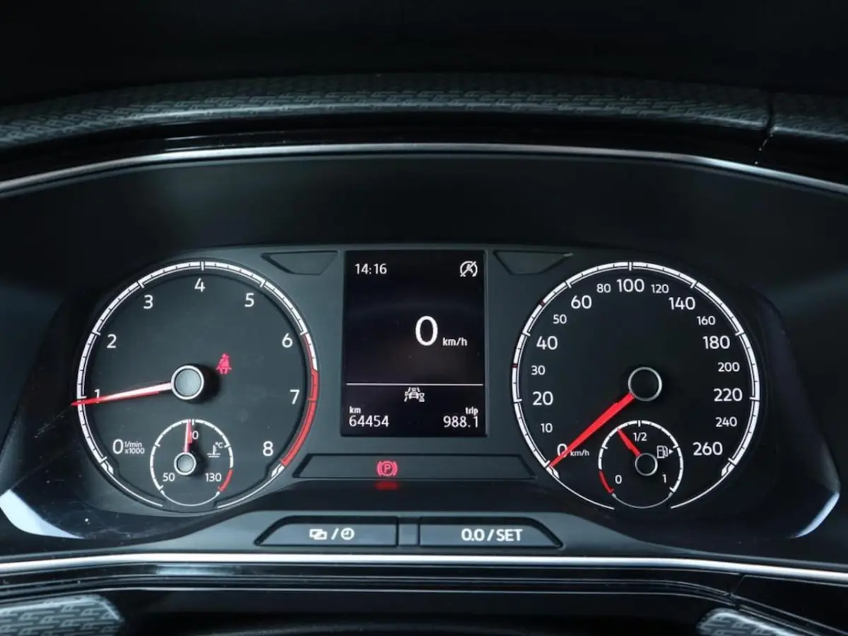 1.0 TSI R-Line | Clima | Adapt. Cruise | Apple Carplay/Navi | Velours | PDC + Camera | LED