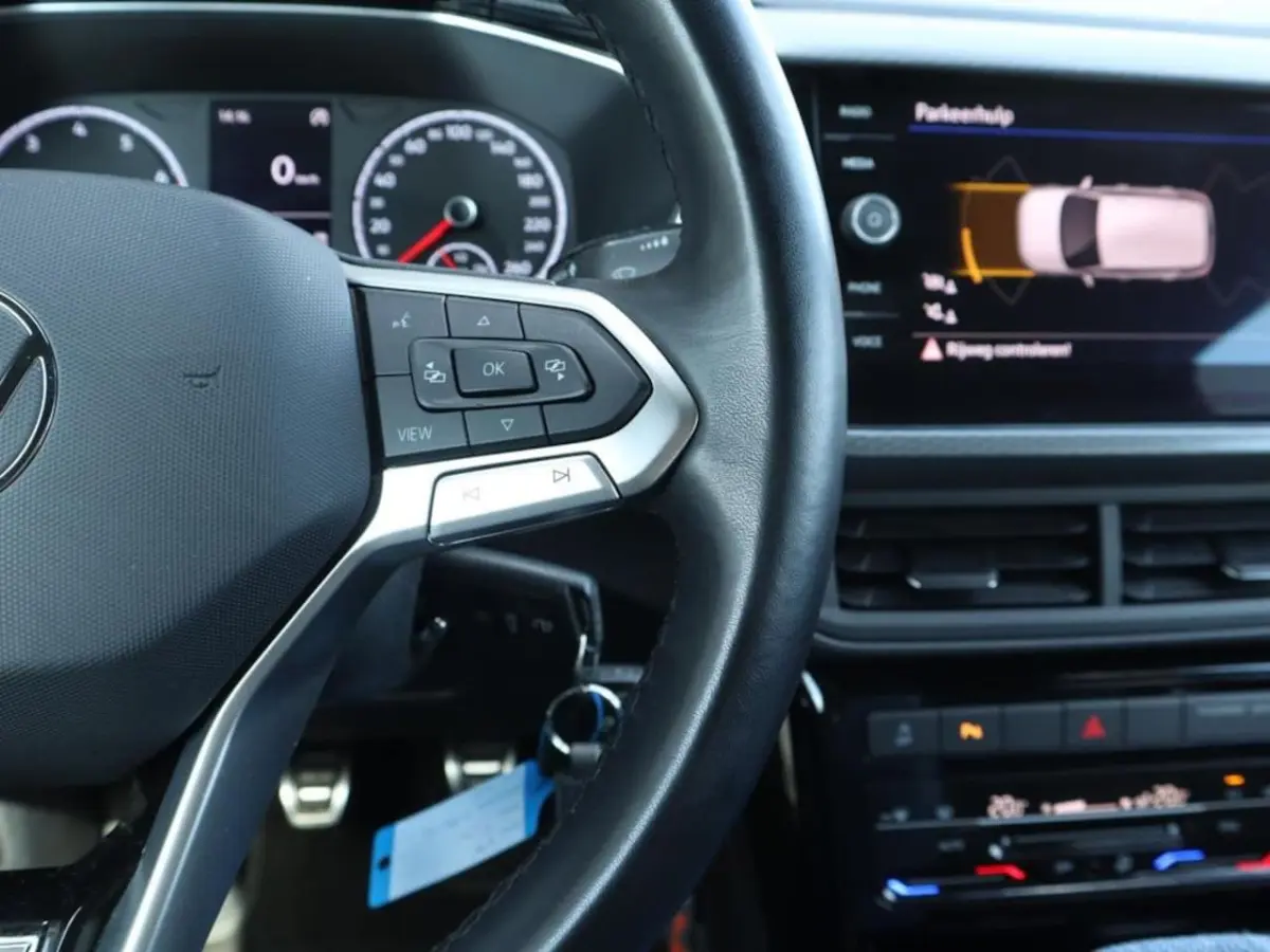1.0 TSI R-Line | Clima | Adapt. Cruise | Apple Carplay/Navi | Velours | PDC + Camera | LED
