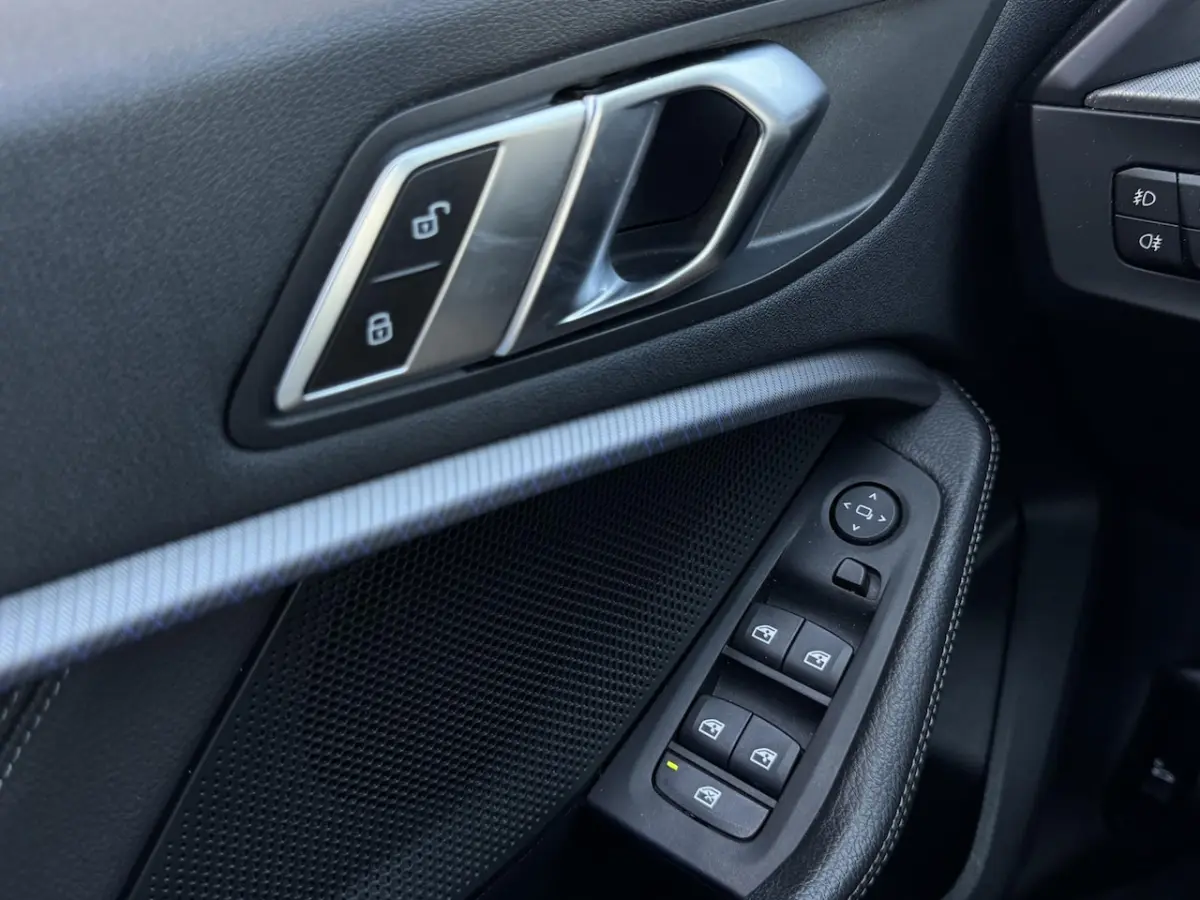 118i High Executive Edition NL-AUTO | M-PAKKET | LEDER | SFEER VERLICHTING
