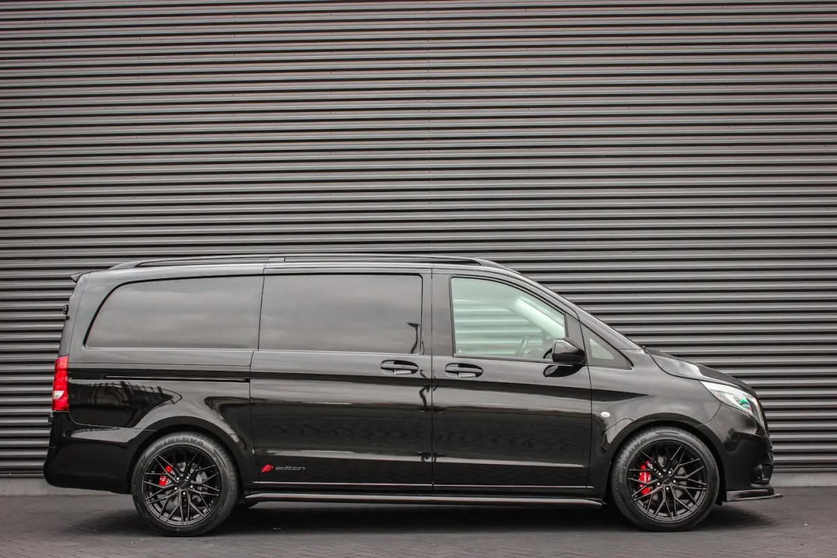 225PK EXTRA LANG JB- EDITION FULL BLACK / AMG / SPOILER / VERLAGINGSVEREN / NAVIGATIE / SI