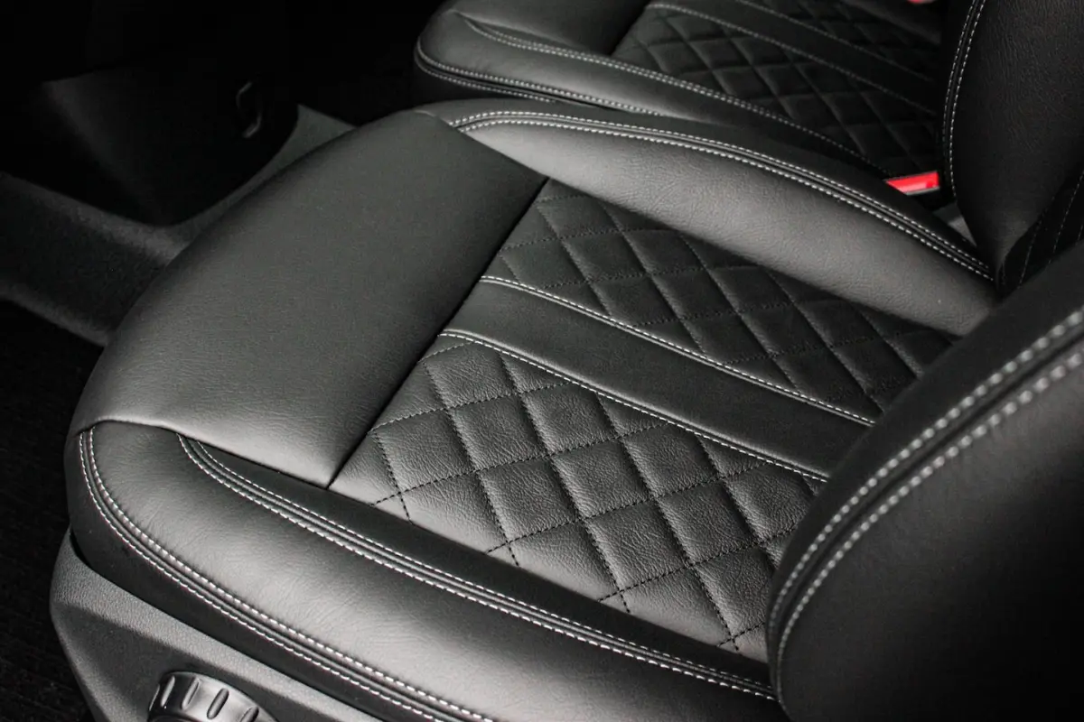 225PK EXTRA LANG JB- EDITION FULL BLACK / AMG / SPOILER / VERLAGINGSVEREN / NAVIGATIE / SI