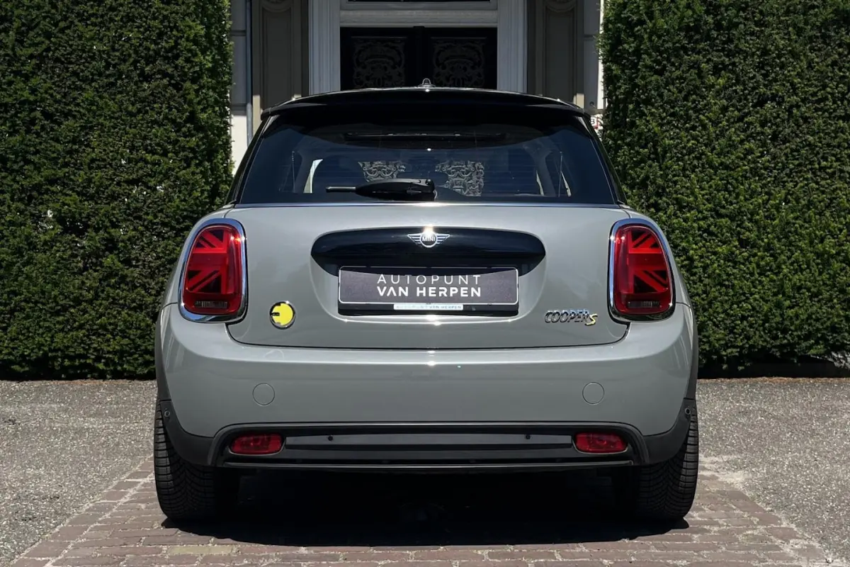 Classic 33 kWh PANO | H&K | CAMERA | CARPLAY | KEYLESS | HALF LEDER