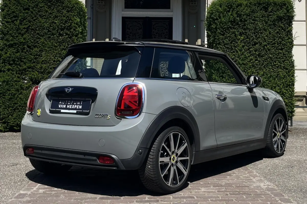Classic 33 kWh PANO | H&K | CAMERA | CARPLAY | KEYLESS | HALF LEDER