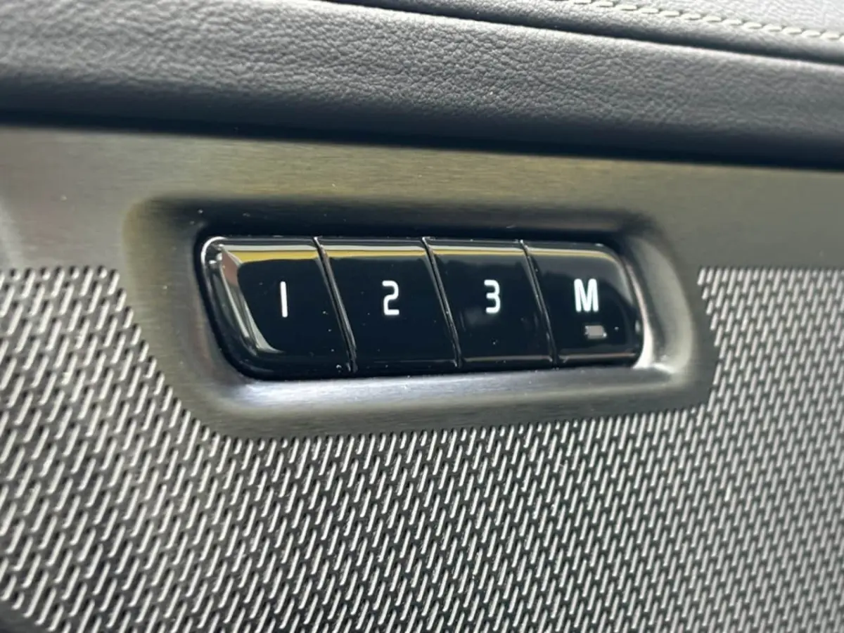 T8 AWD Facelift Dark Four-C Panorama 21" 360Â° BTW