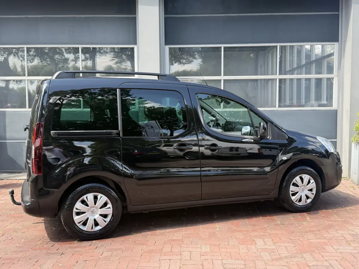 1.2 PureTech Active 6-2018 â¢ 81 kW / 110 PK â¢ Benzine â¢ Handgeschakeld â¢ Trekhaak | Panora