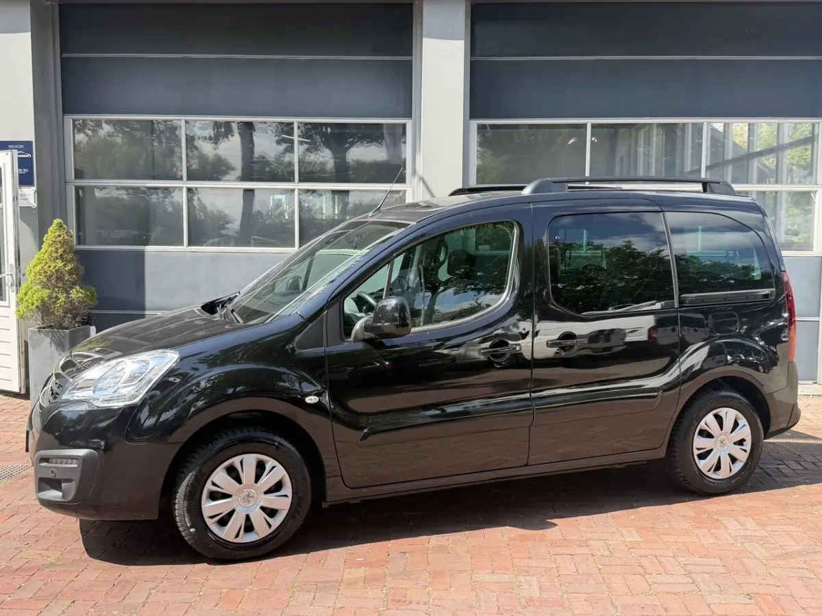 1.2 PureTech Active 6-2018 â¢ 81 kW / 110 PK â¢ Benzine â¢ Handgeschakeld â¢ Trekhaak | Panora