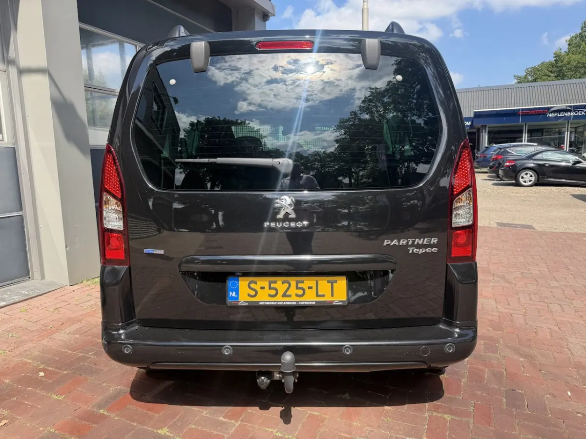 1.2 PureTech Active 6-2018 â¢ 81 kW / 110 PK â¢ Benzine â¢ Handgeschakeld â¢ Trekhaak | Panora