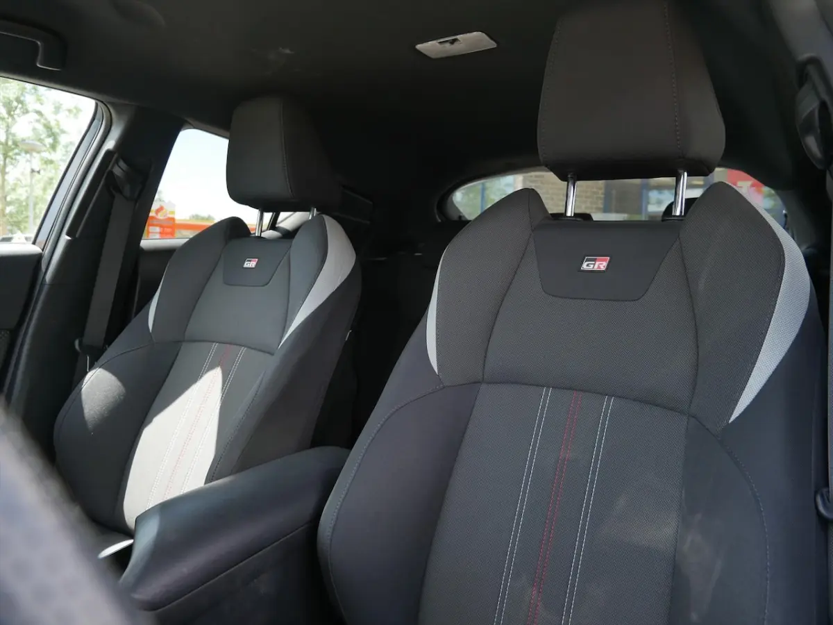 1.8 Hybrid 122pk CVT GR-Sport Two-Tone | Camera | CarPlay | 19"inch |