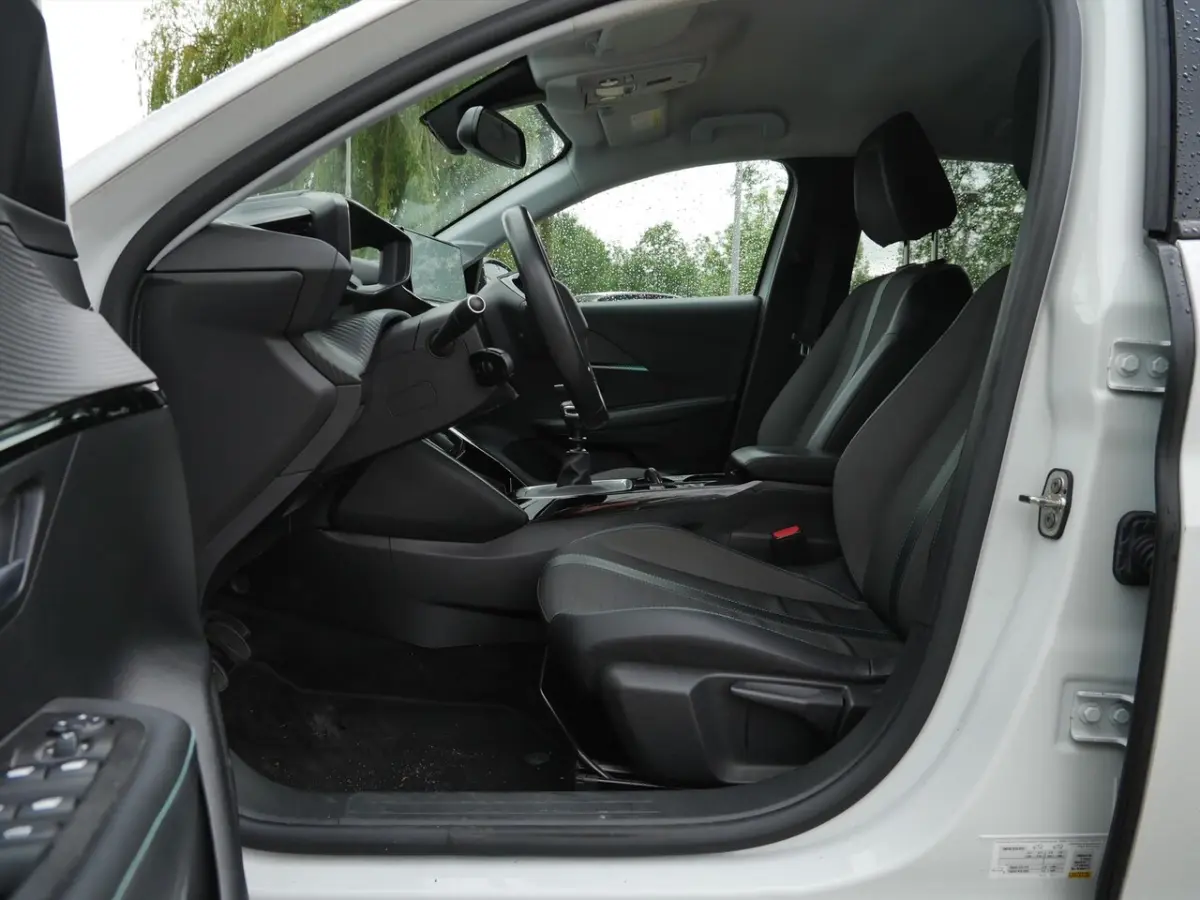 1.2 PureTech 100pk Allure Pack | Carplay | Keyless | Camera |