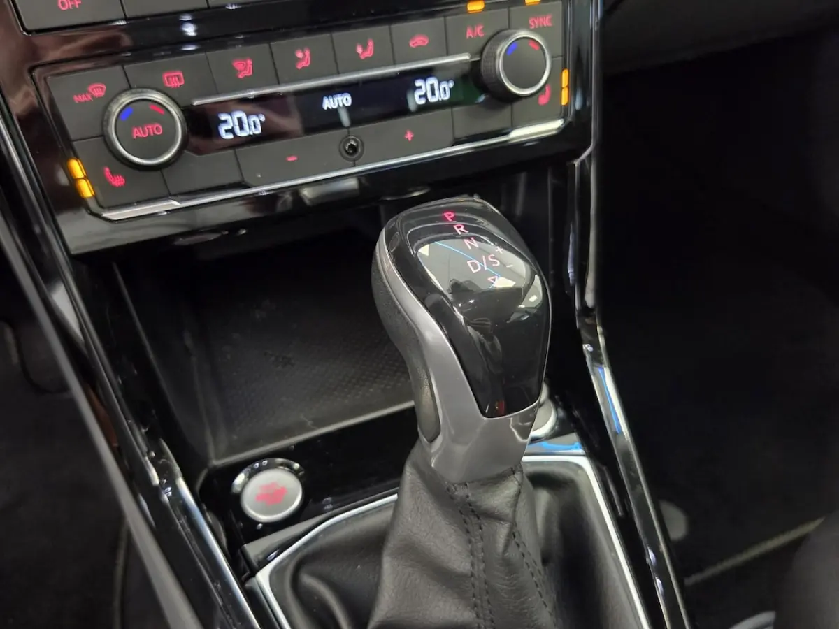 1.0 TSI Style Business R VCP Stoelverwarming Navigatie 24 Maanden garantie* (Vraag naar de