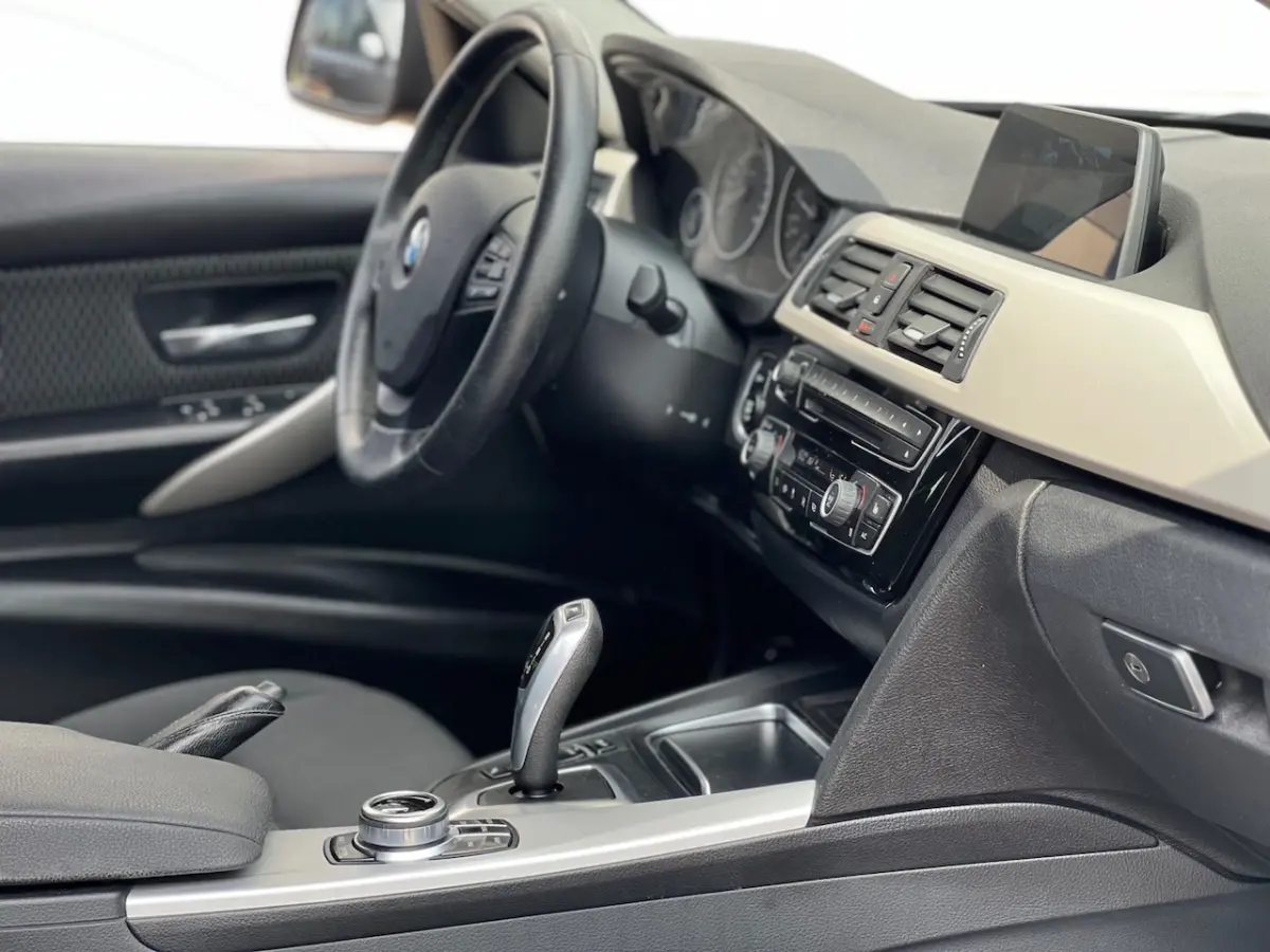 318i High Ex. Automaat / Led / Navi / Dealer onderhouden