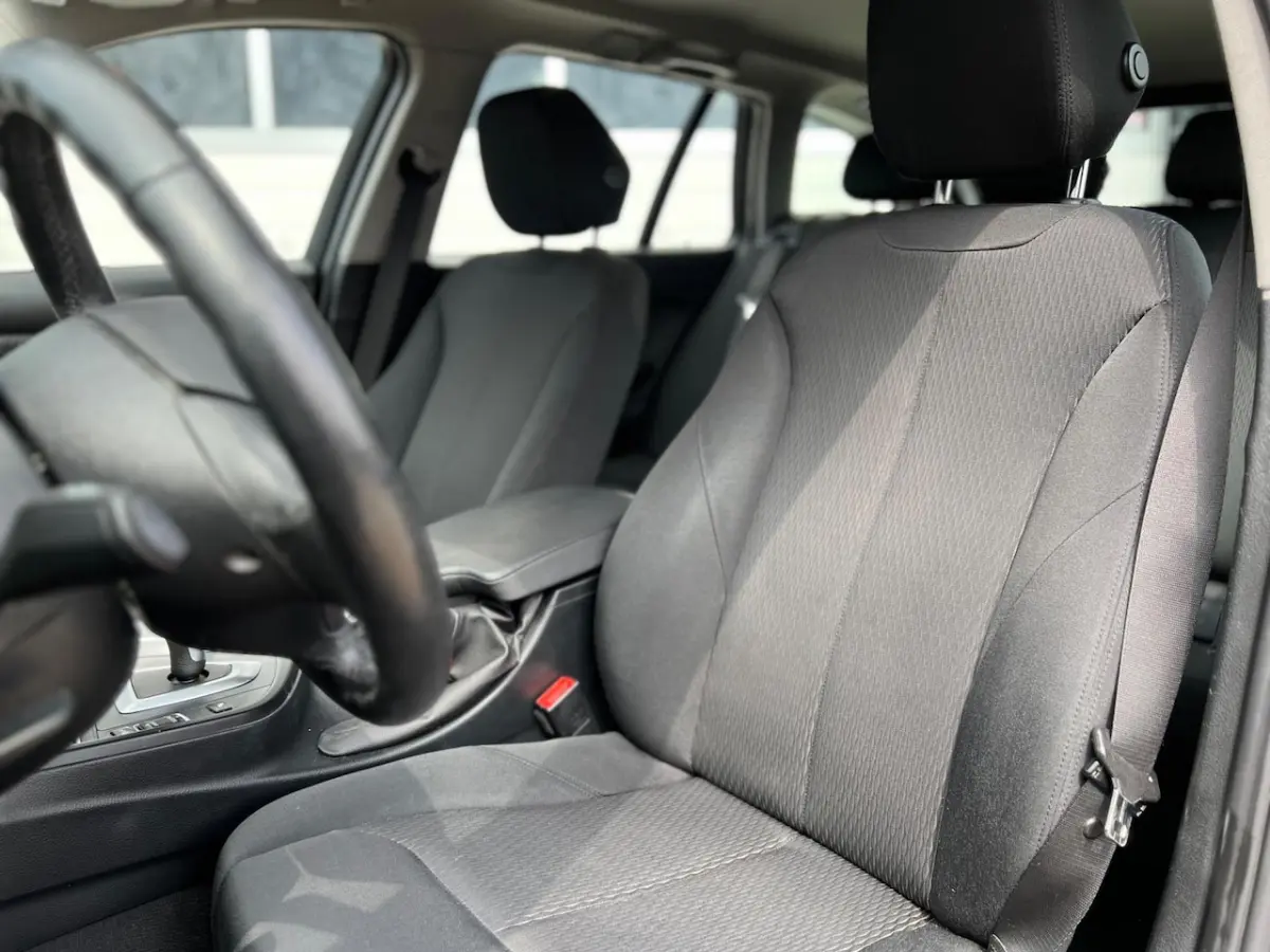 318i High Ex. Automaat / Led / Navi / Dealer onderhouden