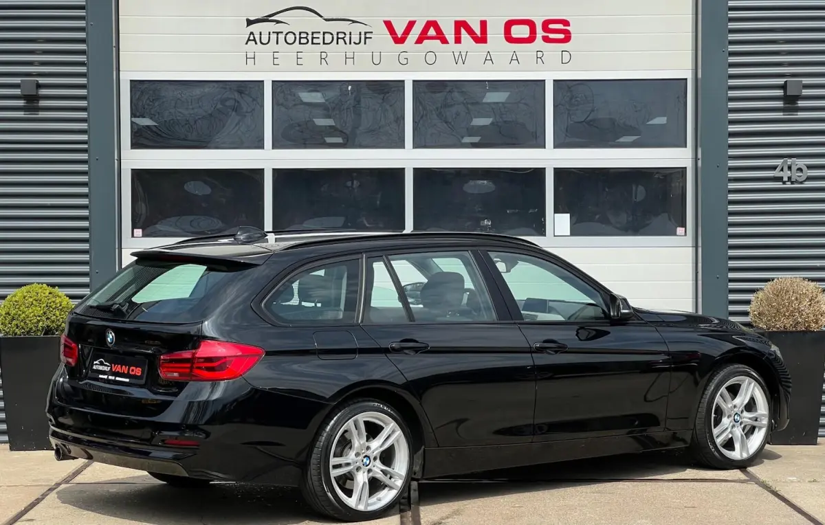 318i High Ex. Automaat / Led / Navi / Dealer onderhouden