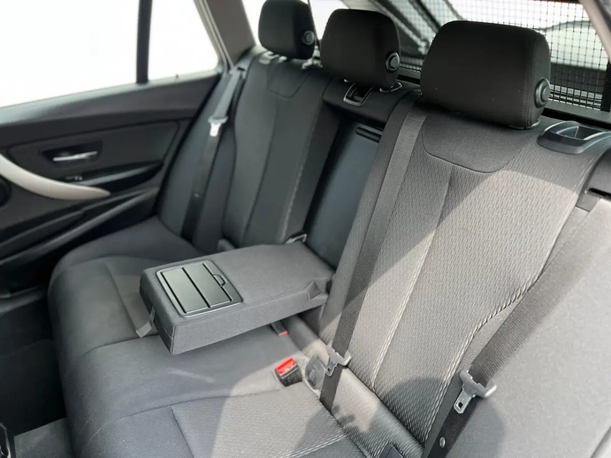 318i High Ex. Automaat / Led / Navi / Dealer onderhouden