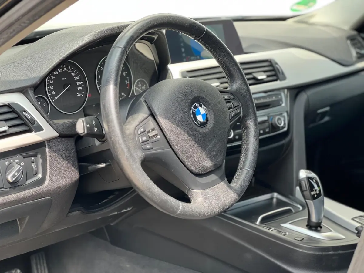 318i High Ex. Automaat / Led / Navi / Dealer onderhouden