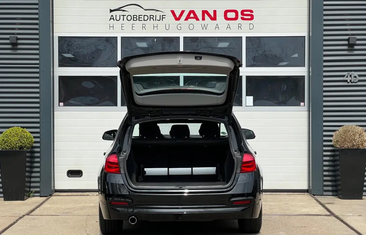 318i High Ex. Automaat / Led / Navi / Dealer onderhouden