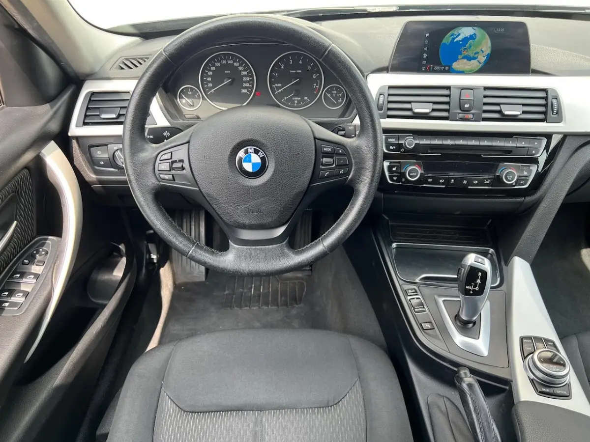318i High Ex. Automaat / Led / Navi / Dealer onderhouden