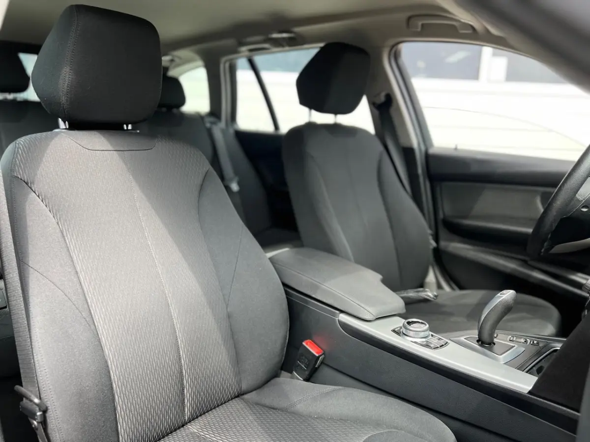 318i High Ex. Automaat / Led / Navi / Dealer onderhouden