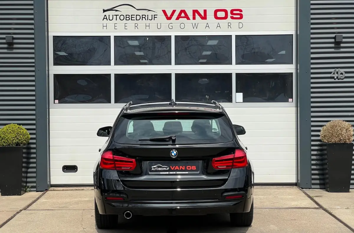318i High Ex. Automaat / Led / Navi / Dealer onderhouden