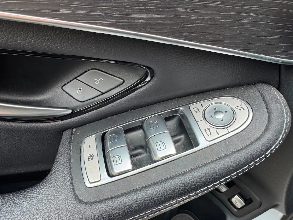 300e 4MATIC Business Solution Luxury ECC / CRUISE / CAMERA / NAVI / LEDER / NAVI / LMV