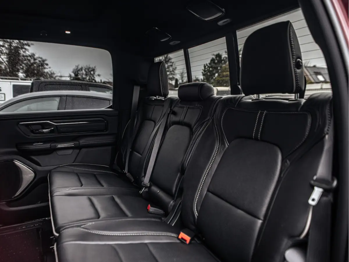 Crew Cab Limited Night Edition 12" | Luchtvering | Head-up