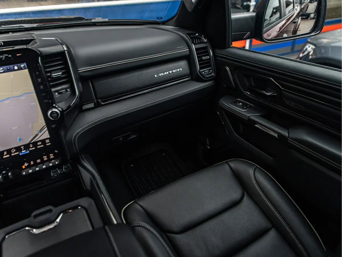 Crew Cab Limited Night Edition 12" | Luchtvering | Head-up