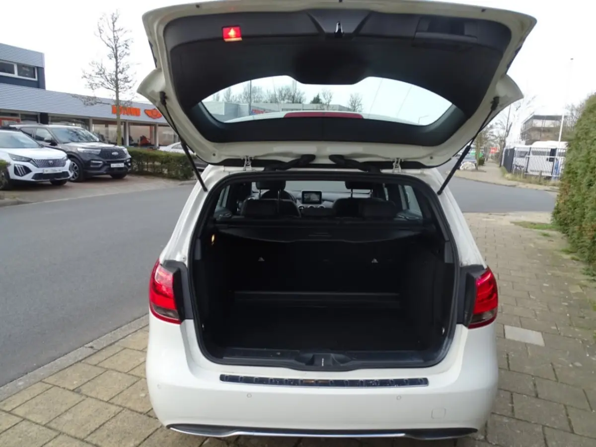 180 AMBITION-Blth-Clima-Navigatie-Pdc