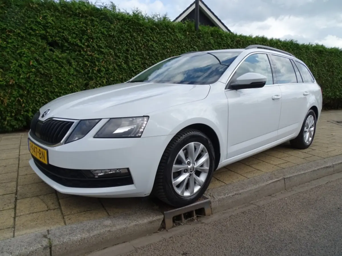 1.0 TSI BNS EDITION-Clima-Media app-Blth-Trkh-Cruise-Verw stl
