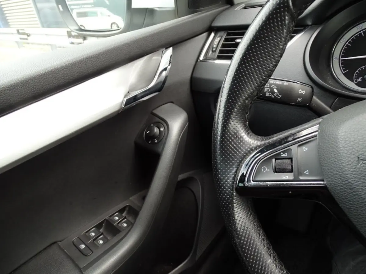 1.0 TSI BNS EDITION-Clima-Media app-Blth-Trkh-Cruise-Verw stl